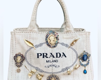 Prada Milano denim canapa-draagtas, 'SURPRISE CAMEO', verfraaid met camee-broches, riem, stofzak, M, EUC