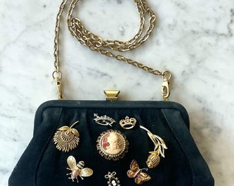 VTG echt suède clutch, verfraaid met 8 vintage broches, nieuwe gouden ketting, 11 x 6 inch
