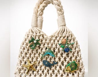 Verfraaid J. Crew vissersnettas, aangepast met 6 oceaanbroches, uniek in zijn soort, klein