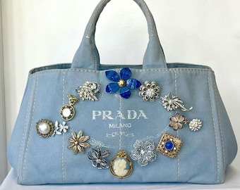 Op maat verfraaide handtas of draagtas, ontworpen met jouw interesses, naar jouw smaak, met door mij samengestelde broches. Prijs nader te bepalen.