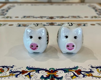 ピンクの花柄があしらわれた、ヴィンテージの豚の形をした陶器製の塩コショウ入れ