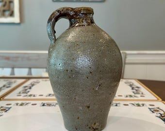 Jarra antigua de gres vidriado con sal, de forma ovoide o "colmena".