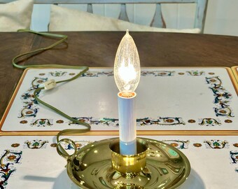 zabytkowa, mosiężna, elektryczna lampa w kształcie świecy Chamberstick z bocznym uchwytem na palec i dużą mosiężną podstawą