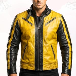 Può includere: Giacca in pelle gialla e nera con zip, due tasche sul petto con zip e due tasche laterali. La giacca ha strisce nere sulle maniche e un colletto nero. Classico stile motociclista.