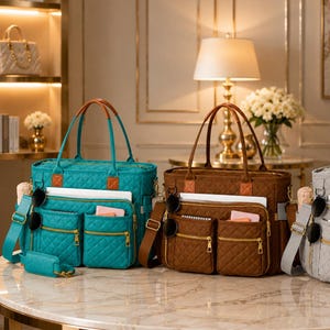 Puede incluir: Tres bolsos tote acolchados en color verde azulado, marrón y gris claro. Cada bolso cuenta con dos asas superiores, una correa de hombro extraíble, dos bolsillos frontales con cremallera y herrajes dorados. Tienen forma rectangular y rombos.