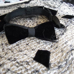 Vintage Black Bow Velvet Round Fascinator with Double Netted Top