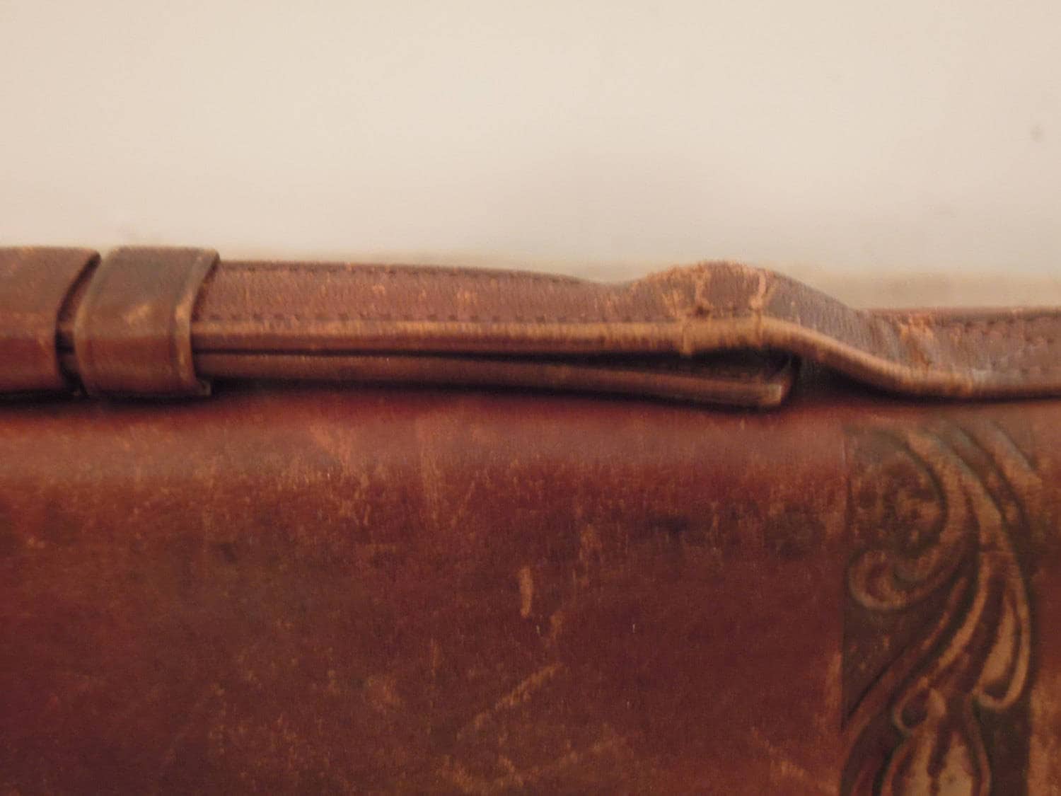 CLUTCH WITH LEATHER TRIMS MUSEUM MEMOIRS