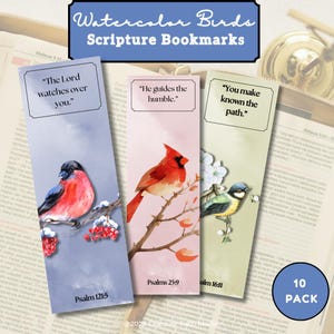 Puede incluir: Juego de tres marcadores de versículos de aves en acuarela. Cada marcador presenta una ilustración de un ave diferente con un versículo bíblico correspondiente. Los marcadores están etiquetados como "El Señor te cuida", "Guía a los humildes" y "Tú haces conocer el camino".
