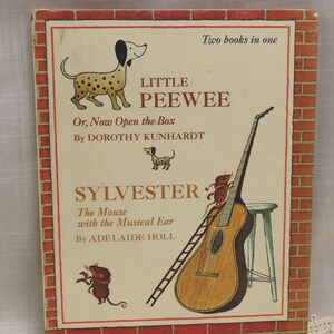 Puede incluir: Libro infantil vintage titulado "Little Peewee" y "Sylvester". La portada presenta ilustraciones de un perro, una guitarra, un ratón y una escalera. El libro tiene un borde de ladrillo y el texto "Dos libros en uno".