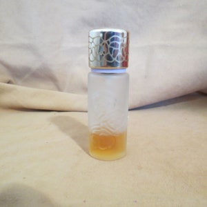 Vintage Quelques Fleurs Houbigant Eau De Parfum Atomizer Bottle With Contents Satin Glass Bottle Frosted Glass Bottle Perfume Bottle image 3