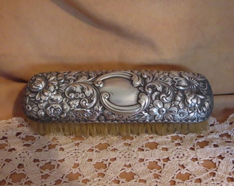 Spazzola per abiti vittoriana antica, argento sterling Repousse, design floreale con marchio di garanzia. Argento sterling Art Nouveau