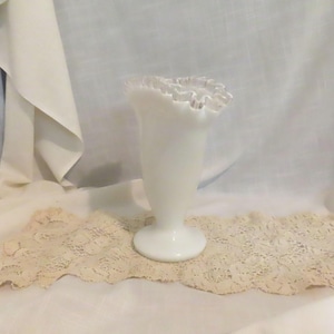 Verkauf Vintage Fenton Silver Crest Fan Vase Milchglas Vase Kunst Glasvase Gerüschter Rand Vase