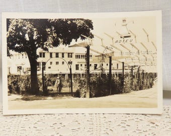 VERKAUF Antike echte Photo-Postkarte Adieu Hotel-Resort Schwarzes Kind mit Hut auf Seitlich RPCC Unbenutzte Postkarte RPPC