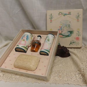 Vintage Early American Friendship Garden Gift Set MINT IN BOX Shulton Inc Toilette Water Talcum Powder Bath Salts Bar Of Soap