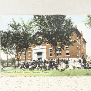 Cartão postal antigo Maynard School no recreio Emporia Kansas