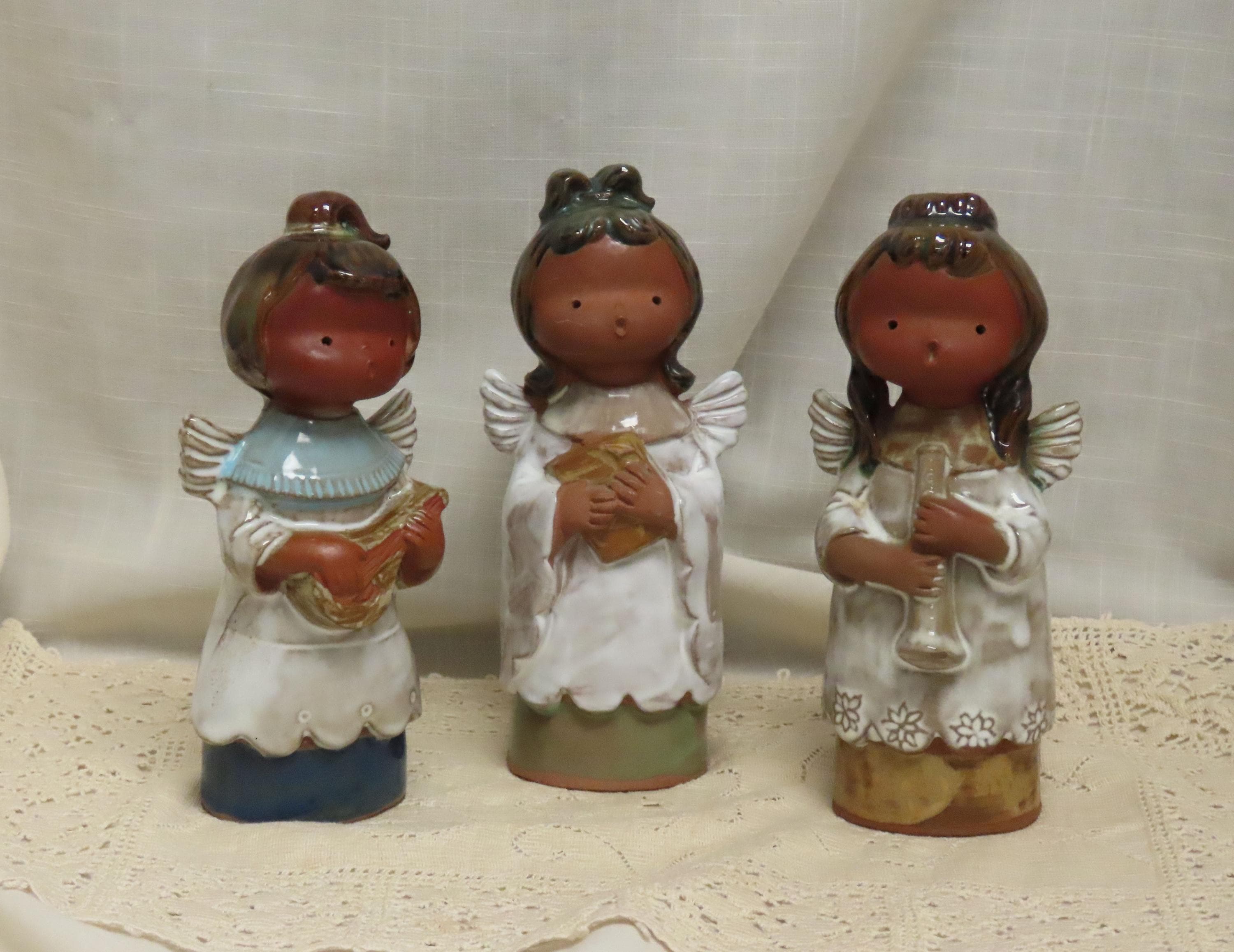 ヴィンテージのレッドウェア陶器の聖歌隊の天使、ルチル釉、リュート