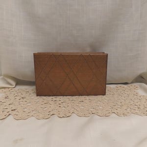 Könnte beinhalten: Ein Set aus drei Keramikbechern mit gesprenkelter, matter Oberfläche. Die Becher sind in Creme-, Hellgrau- und Dunkelgrautönen gehalten. Jeder Becher hat ein schlichtes, minimalistisches Design.