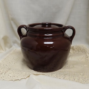 Antik stor bönkruka i stengods, brun spegelglasyr