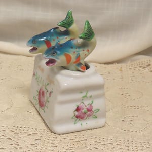 Salero y pimentero vintage de porcelana pintada a mano con forma de pez Nodder