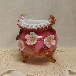 Ancien bol rose Steven and Williams avec boîtier en verre à double volants, rosace en verre appliqué, motif floral, bordures dorées, verre d&#39;art Angleterre