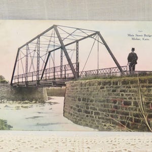 Antieke ansichtkaart Main Street Bridge Moline Kansas Man met hoge hoed
