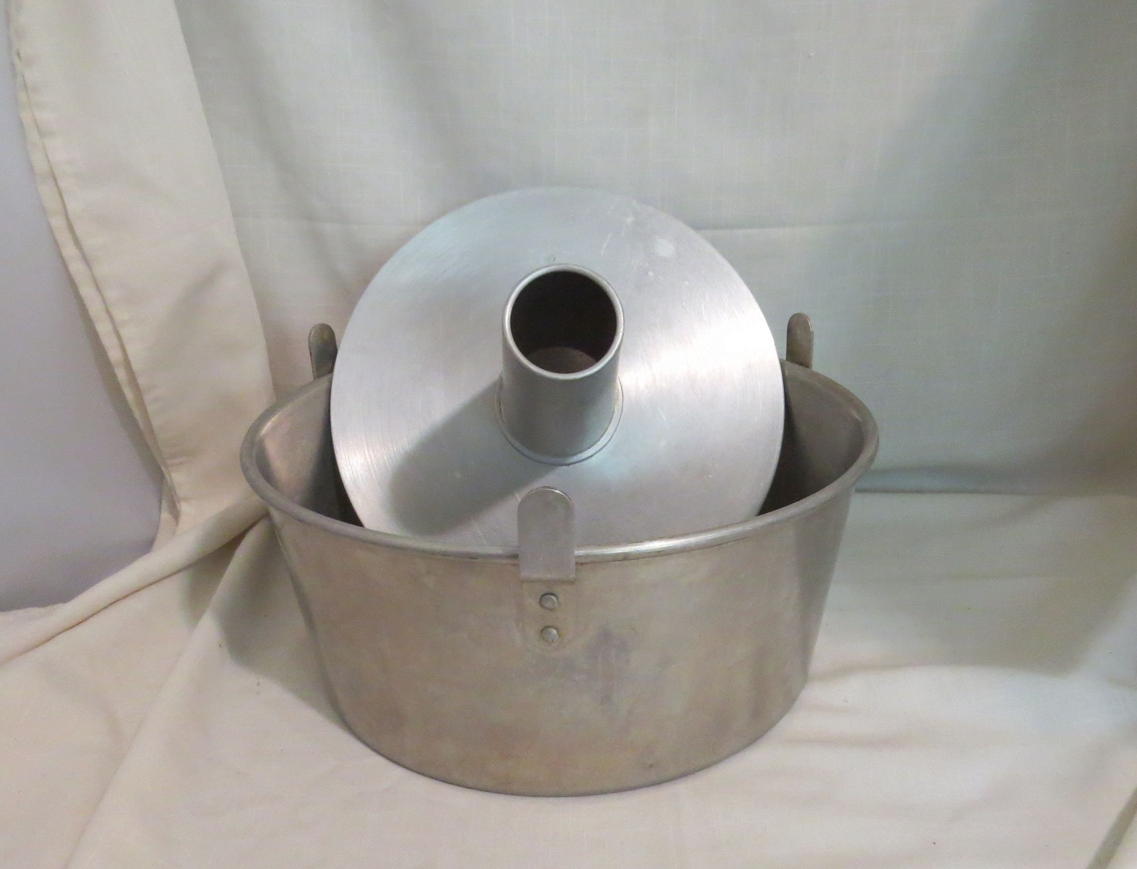 Vintage Comet Aluminum Angel Food Cake Tube Pan 2 Piece Round 10