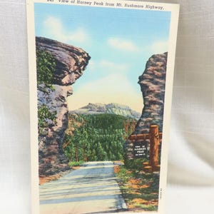 Vintage Souvenir Postkarte Blick Auf Harney Peak Vom Mt. Rushmore Landstraße Black Hills South Dakota Unbenutzte Postkarte