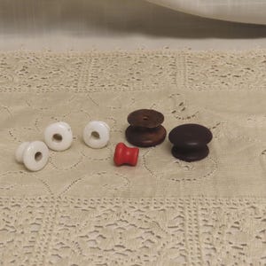 Tiradores pequeños antiguos para cajones, pomos para muebles de muñecas, de porcelana y madera.
