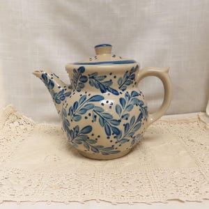 Vintage Hand getöpferte Keramik Hand bemalt Cassandra Teekanne Kobalt Blau Slip Künstler signiert BEP
