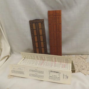 Op de afbeelding: Een set van drie keramische mokken met een gespikkelde, matte afwerking. De mokken zijn in crème, lichtgrijs en donkergrijs. Elke mok heeft een eenvoudig, minimalistisch ontwerp.