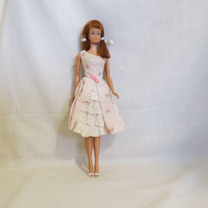 Vintage Midge-Barbie-Puppe mit Perücke Gartenparty-Outfit #931 von Mattel