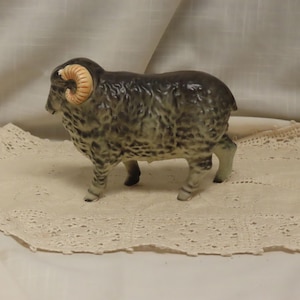 Figura de oveja vintage de cerámica pintada a mano de Ucagco