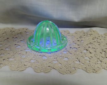 Exprimidor de pomelo de vidrio antiguo verde vaselina y vidrio de uranio