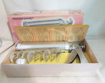 SALE Vintage Wear-Ever Cookie Gun And Pastry Decorator In Box No. 3365 L21