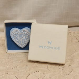 Vintage Wedgwood porcelain Brooch MINT IN BOX Blue Porcelain Jasperware Wedgwood 3197