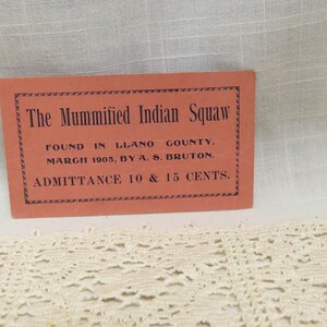 Antikes Ticket Die mummifizierte indische Squaw gefunden in Llano County Werbekarte