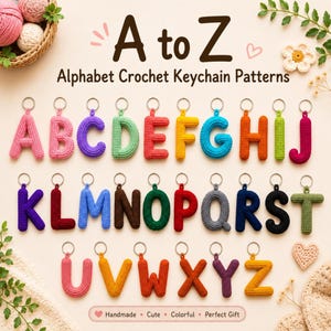 Puede incluir: Una colección de veintiséis llaveros con letras del alfabeto tejidas a ganchillo, cada uno con un anillo de metal. Las letras de la A a la Z se muestran en varios colores sólidos, incluyendo rosa, azul, verde, amarillo, naranja, rojo, morado y negro.