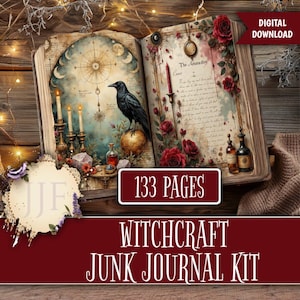 Puede incluir: Libro abierto con un cuervo posado sobre un globo dorado, rodeado de velas, rosas y botellas de pociones. El texto dice "133 páginas" y "Witchcraft Junk Journal Kit". Descarga digital.