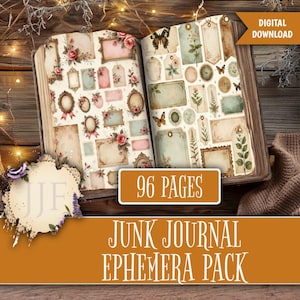Könnte beinhalten: Offenes Buch mit 96 Seiten Junk-Journal-Ephemera. Die Seiten sind mit Vintage-Rahmen, Etiketten und floralen Elementen in Pastellfarben gefüllt. Der Einband ist braun mit dem Text "Junk Journal Ephemera Pack".