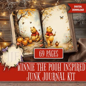 Könnte beinhalten: Ein aufgeschlagenes Buch mit Illustrationen von Winnie Puuh in einem roten Hemd, umgeben von Honigtöpfen, Bienen und einem Schmetterling. Der Text "69 PAGES" und "WINNIE THE POOH INSPIRED JUNK JOURNAL KIT" sind auf dem Bild zu sehen. Ein "DIGITALER DOWNLOAD"-Tag ist ebenfalls vorhanden.