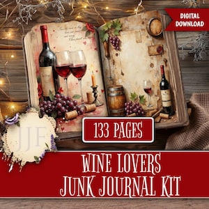 Puede incluir: Un kit de diario basura digital para amantes del vino. El libro abierto presenta botellas de vino, copas, uvas y una vela. El texto dice "133 páginas" y "Wine Lovers Junk Journal Kit". El fondo es una superficie de madera rústica.