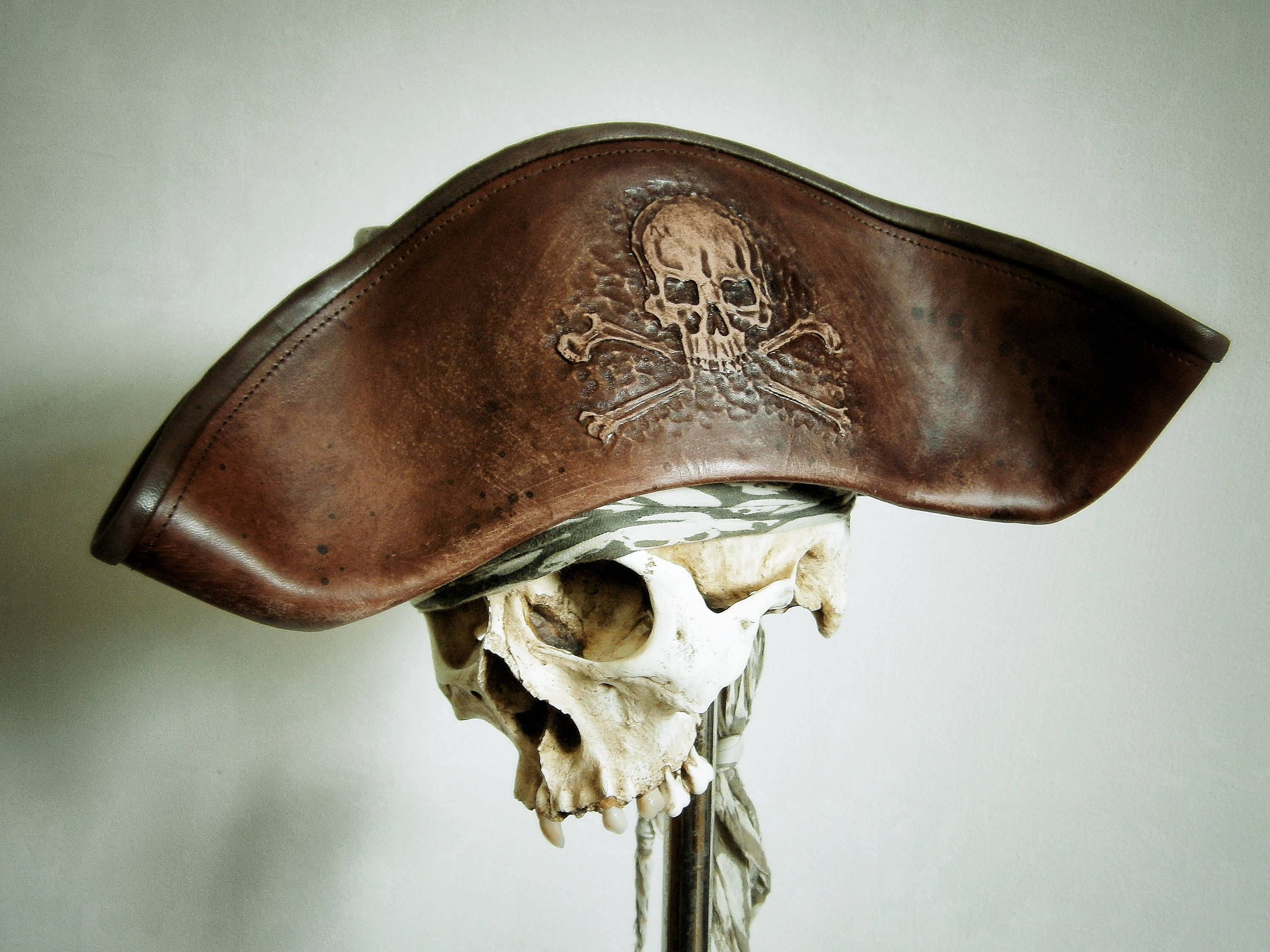 Brown Leather Pirate Tricorn Hat with Skull n Bones Custom -  Österreich