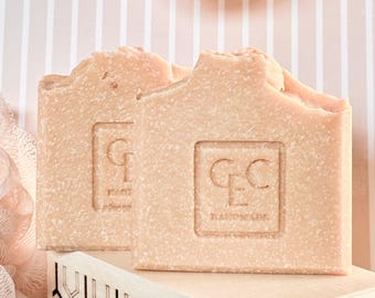 Jabón artesanal de lujo con sal rosa del Himalaya, mezcla de sebo de vacas alimentadas con pasto, naranja, sándalo, cedro y palo santo.