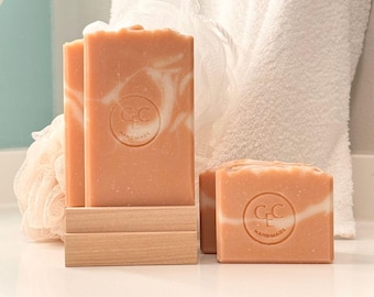 Jabón artesanal vegano en barra, manteca de mango kokum, aceite esencial de naranja ylang ylang.
