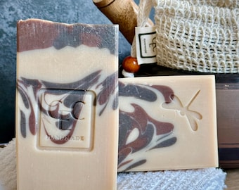 Jabón en barra artesanal vegano natural hecho a mano con especias chai, elaborado mediante el proceso en frío.