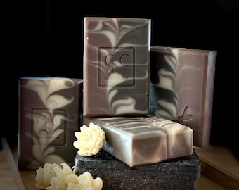 Jabón natural sin perfume Purple Ribbon, elaborado con una mezcla de sebo, de CCEHandmadeLLC.