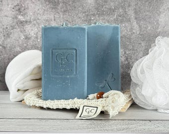 Jabón de sebo Blue Velvet: mezcla floral amaderada en polvo, barra hecha a mano mediante proceso en frío.