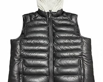 Colete puffer acolchoado de couro preto feito à mão para homem com capuz branco.