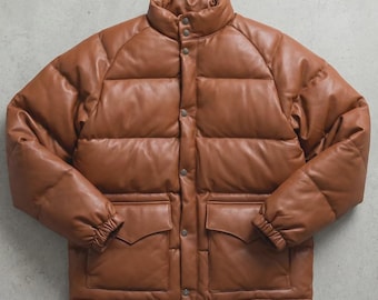Jaqueta puffer de couro estilo BAPE vintage | Casaco acolchoado marrom conhaque | Roupa externa streetwear masculina | Jaqueta acolchoada de couro caramelo