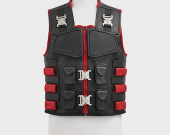Colete de couro preto e vermelho inspirado em caçador de vampiros, com bolsos e fivelas táticas autênticas, ideal para cosplay e fantasia de Halloween.